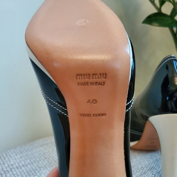 Miu Miu Black Patent Leather Round-Toe Pumps - Picture 5 of 6
